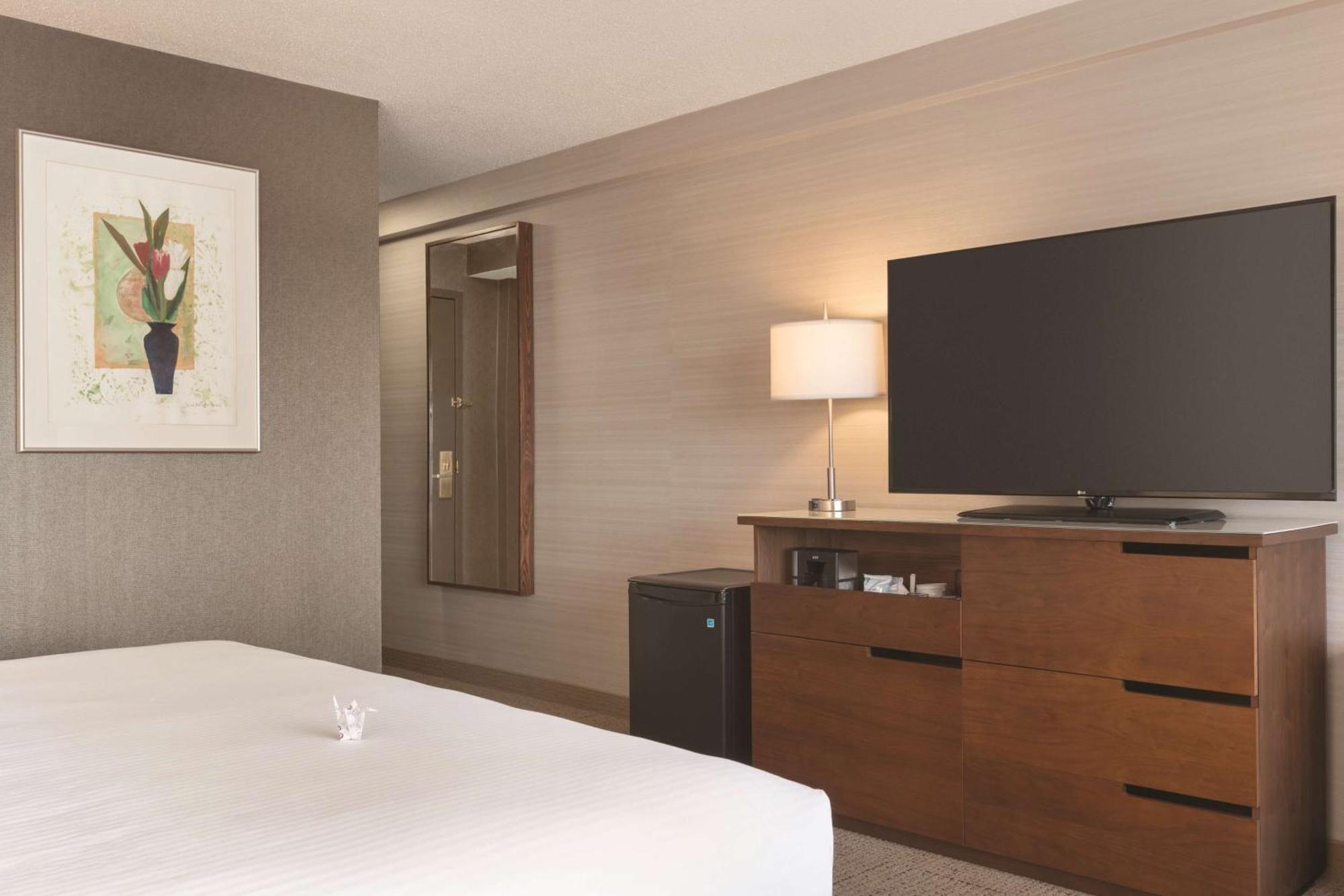โคสต์ เอ็ดมอนตัน พลาซ่า โฮเทล บาย เอพีเอ Hotel เอดมันตัน ภายนอก รูปภาพ